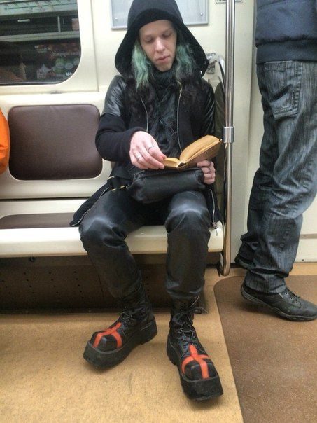 Безумная мода от странных пассажиров метро. С ним не соскучишься!!! Безумная мода от странных пассажиров метро. С ним не соскучишься!!!