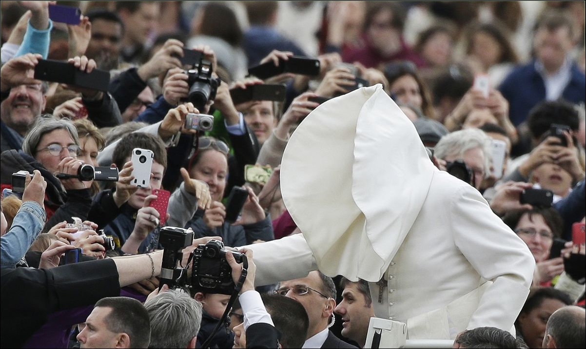 Папа Римский и ветер (14 фото) Папа Римский и ветер (14 фото)