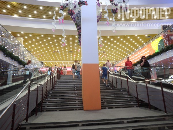 Митинг возле торгового центра «Муссон»