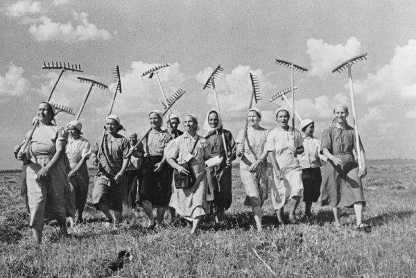 Советские женщины-колхозницы колхоза Клишева. 1940 год
