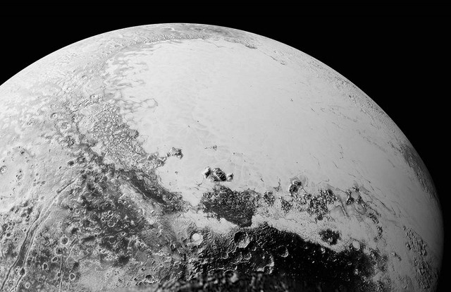 NASA опубликовало уникальные снимки Плутона, присланные зондом New Horizons