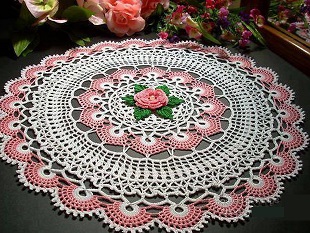 Салфетка с розой крючком Салфетка с розой крючком
