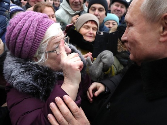 На Путина в Петербурге набросилась визгливая старушка На Путина в Петербурге набросилась визгливая старушка