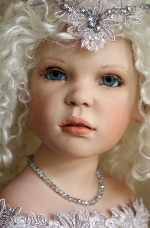Кукла красавица из фарфора