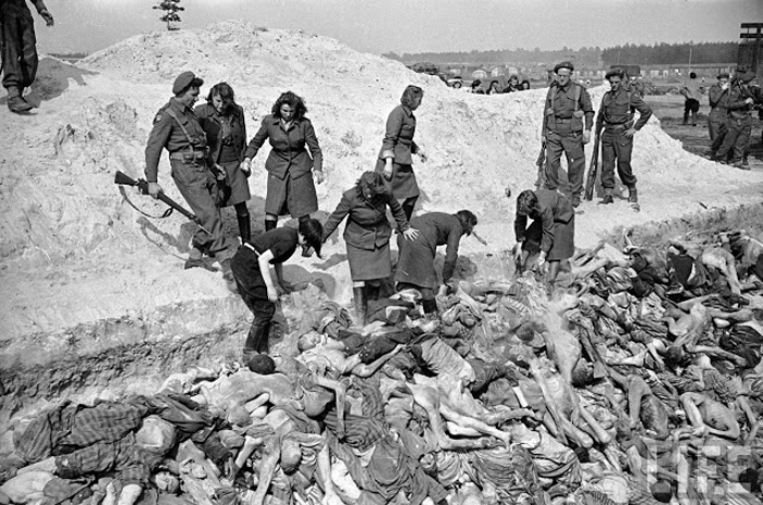 20 шокирующих фотографий из концлагеря Берген-Бельзен сразу после его освобождения 20 шокирующих фотографий из концлагеря Берген-Бельзен сразу после его освобождения