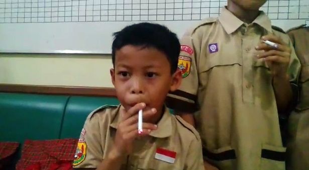 Директор заставил курящих 8-летних школьников выкурить еще больше сигарет в качестве наказания Директор заставил курящих 8-летних школьников выкурить еще больше сигарет в качестве наказания