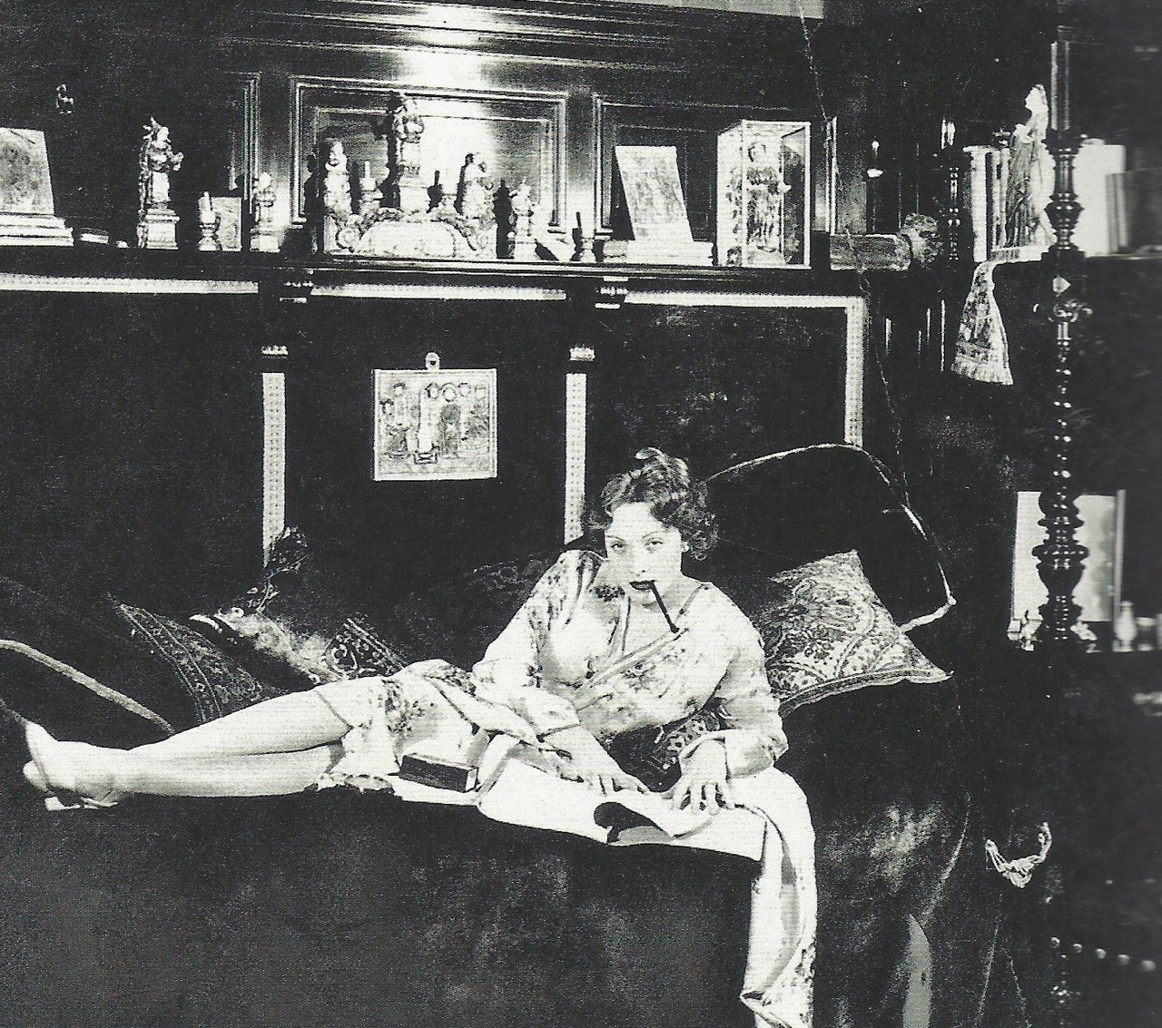 1929. Марлен Дитрих в своей берлинской квартире во время съемок «Голубого ангела»