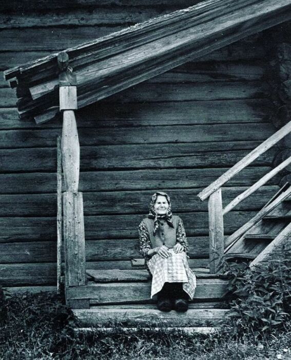 Сохранившееся деревянное крыльцо 19 века в деревне Сергиевская Тарногского района. /Фото: i.pinimg.com