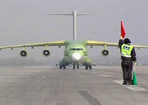 Китай испытал собственный военно-транспортный самолет Y-20