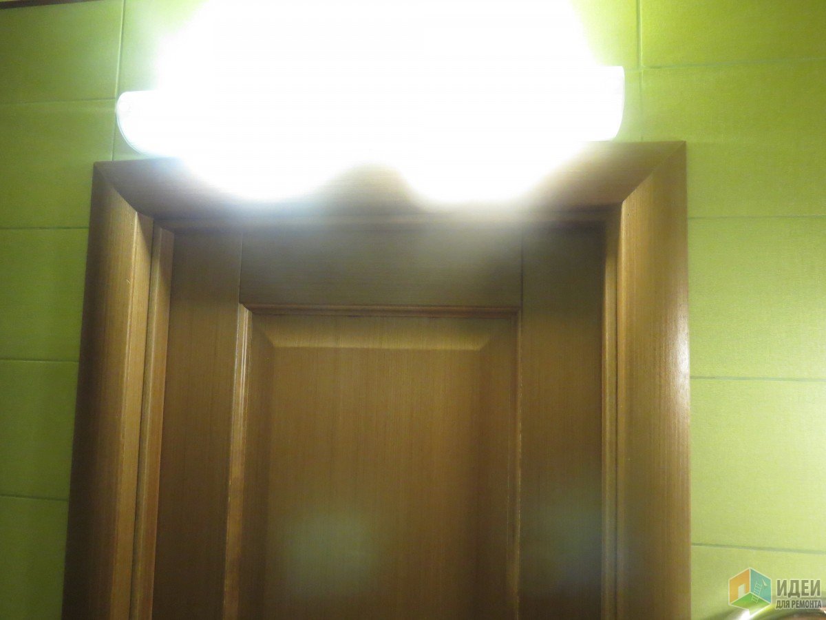 Светильник над дверью в ванную