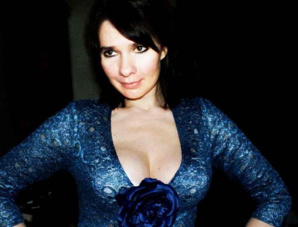 Художница написала портреты Путина и Медведева грудью