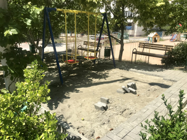 Железобетонная «логика» в Севастополе: детскую площадку мостят тротуарной плиткой Железобетонная «логика» в Севастополе: детскую площадку мостят тротуарной плиткой