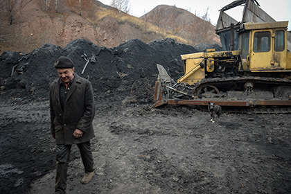 На угольном складе шахты имени Челюскинцев в Донецке