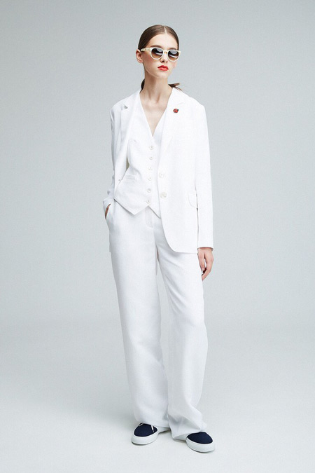Модель в белом костюме от Александра Терехова