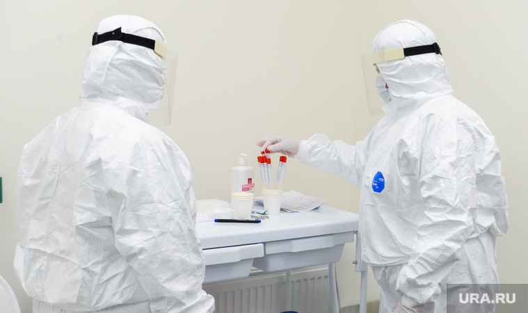 Медикам, борющимся с COVID, рекомендовали полоскать горло спиртом