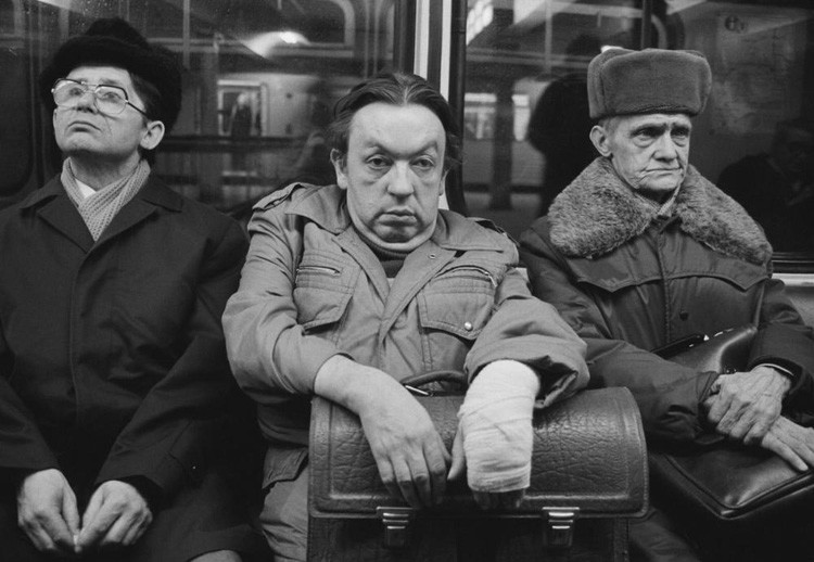 Трое мужчин в общественном транспорте, изнуренные длинным рабочим днем винтаж, германия, люди, фото