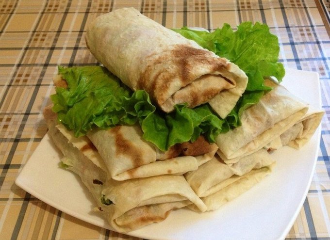 Закуска из лаваша и жареной курицы