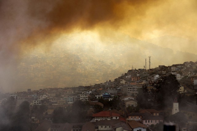 Дым от лесных пожаров в столице Колумбии городе Кито