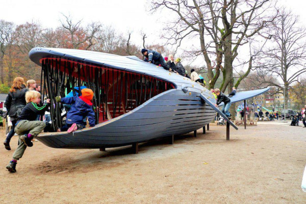 monstrum-also-constructed-this-50-foot-long-blue-whale-in-gothenburg-sweden-children-can-climb-into-its-stomach-and-slide-down-its-back
