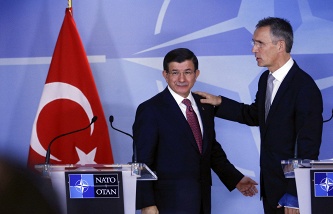 Премьер-министр Турции Ахмет Давутоглу и генсек НАТО Йенс Столтенберг