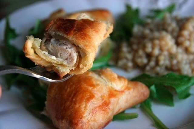 Фото к рецепту: Пирожки с курицей и сливочным сыром Фото к рецепту: Пирожки с курицей и сливочным сыром