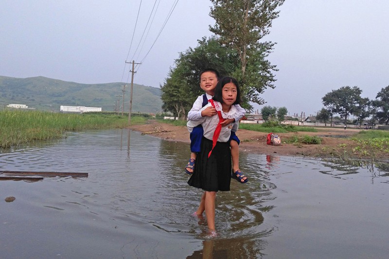 Дети идут в школу утром в Туманганге жизнь, люди, путешествие, северная корея