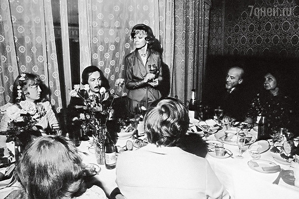 Людмила Гурченко с Константином Купервейсом на свадьбе дочери. 1979 г.