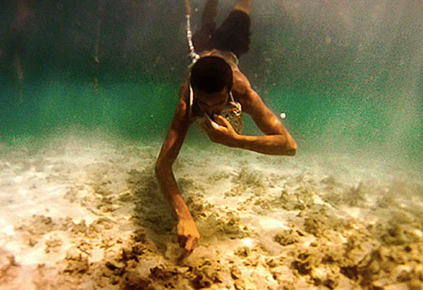 Тренированные ныряльщики могут оставаться под водой от 50 до 80 секунд.
