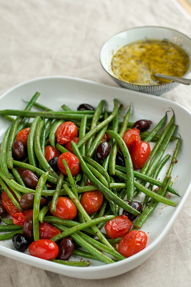 Салат с томатами, фасолью и оливками еда, кулинария, легкая еда, салаты