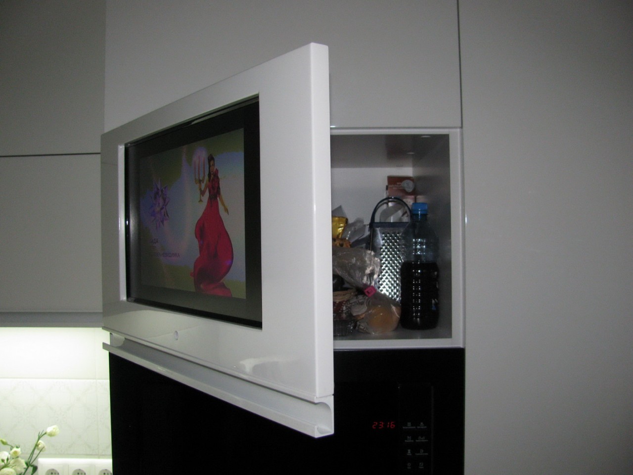 телевизор над холодильником фото