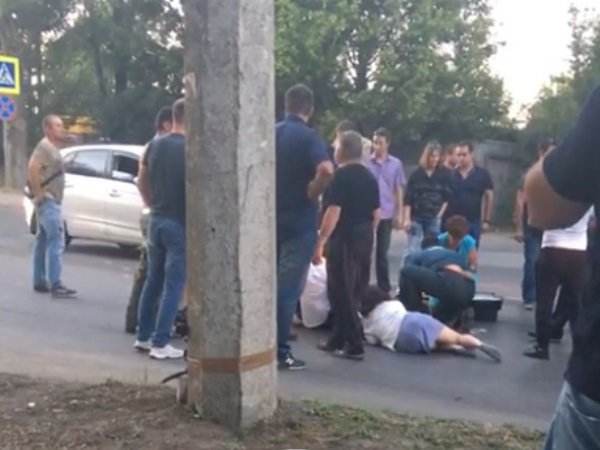 Иномарка сбила беременную женщину с ребенком в Ростове