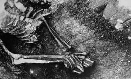 8 захоронений настоящих вампиров (9 фото)