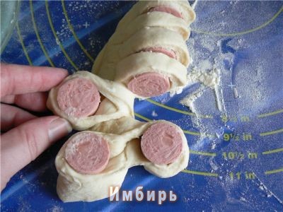 Булочки-гусенички с сосисками Булочки-гусенички с сосисками