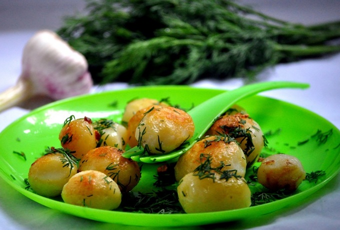 Картошка с укропом и селедочным маслом
