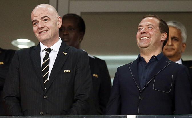 На фото: президент FIFA Джанни Инфантино и премьер-министр РФ Дмитрий Медведев (слева направо)