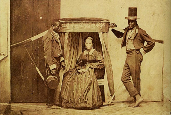 Дама в паланкине с двумя рабами, Бразилия, штат Баия, 1860 год. Дама в паланкине с двумя рабами, Бразилия, штат Баия, 1860 год.