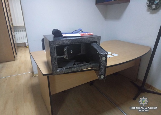 Связали охранника и опустошили сейфы: опубликованы кадры разбойного ограбления в Киеве (ВИДЕО) Связали охранника и опустошили сейфы: опубликованы кадры разбойного ограбления в Киеве (ВИДЕО)