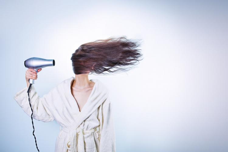 «Я могу вот так»: 5 необычных способов использования фена для сушки волос