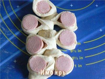 Булочки-гусенички с сосисками Булочки-гусенички с сосисками
