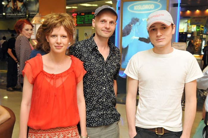 Режиссер и актеры на премьере фильма *Кислород*, 2009 | Фото: spletnik.ru Режиссер и актеры на премьере фильма *Кислород*, 2009 | Фото: spletnik.ru