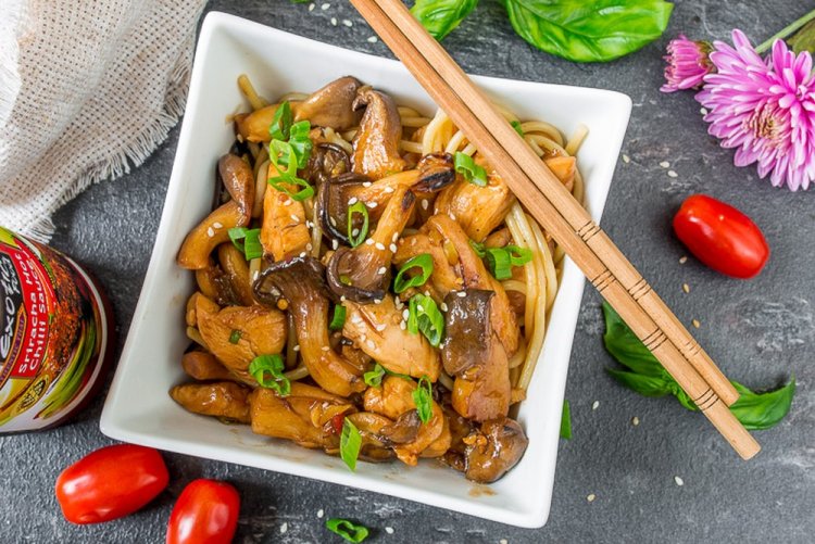 Курица с вешенками в кисло-сладком соусе на сковороде Курица с вешенками в кисло-сладком соусе на сковороде