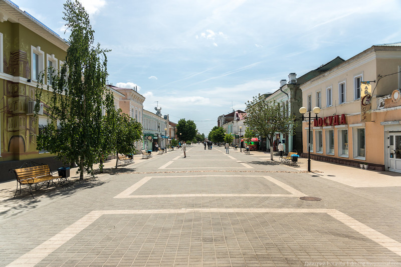  А сейчас мы в самом центре. Улица мира. Местная самая большая прогулочная зона с множеством магазинов, кафе и прочего-прочего, что привлекает горожан и туристов. Елец, прогулка, фото