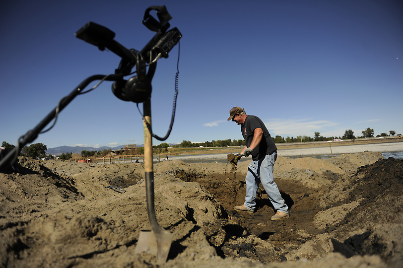 Сокровища в озере Беркели 659 С металлоискателем по дну высохшего озера