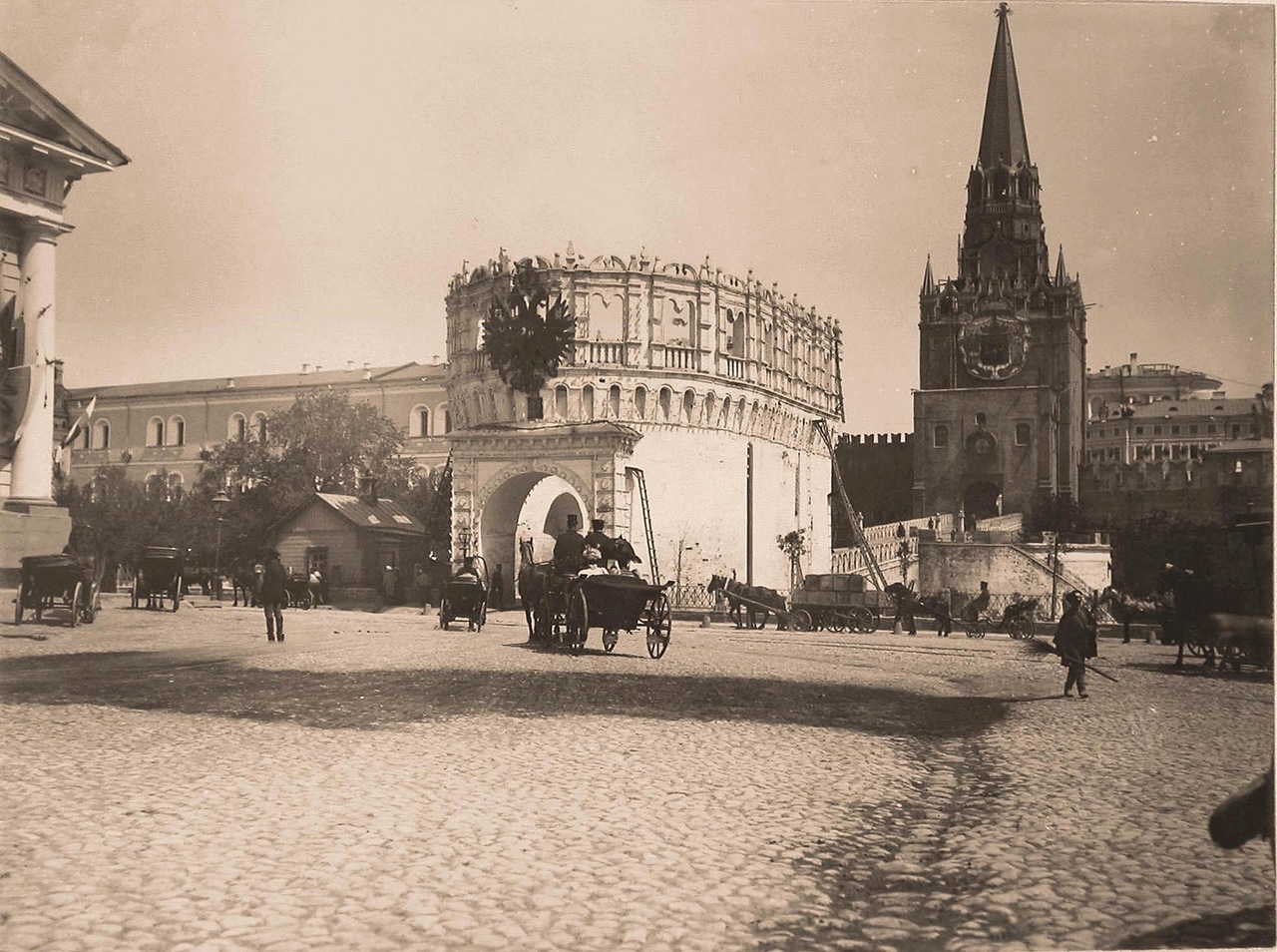 Вид на Кутафью башню Кремля, украшенную гербом к торжествам коронации, и Троицкую башню Вид на Кутафью башню Кремля, украшенную гербом к торжествам коронации, и Троицкую башню