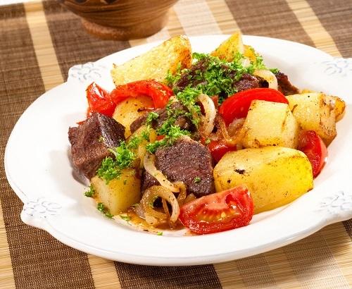 Мясо с овощами в пиве/Фото: Олег Кулагин/BurdaMedia Мясо с овощами в пиве/Фото: Олег Кулагин/BurdaMedia