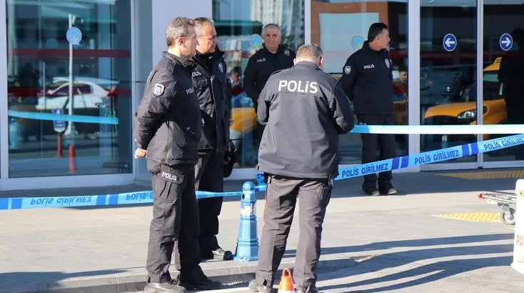 Поссорившиеся полицейские устроили перестрелку в турецком аэропорту (ФОТО)