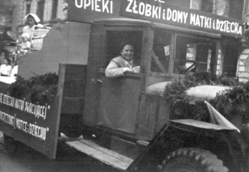 Ирена в машине отдела здравоохранения. Парад 1 мая, 1948 года. Варшава