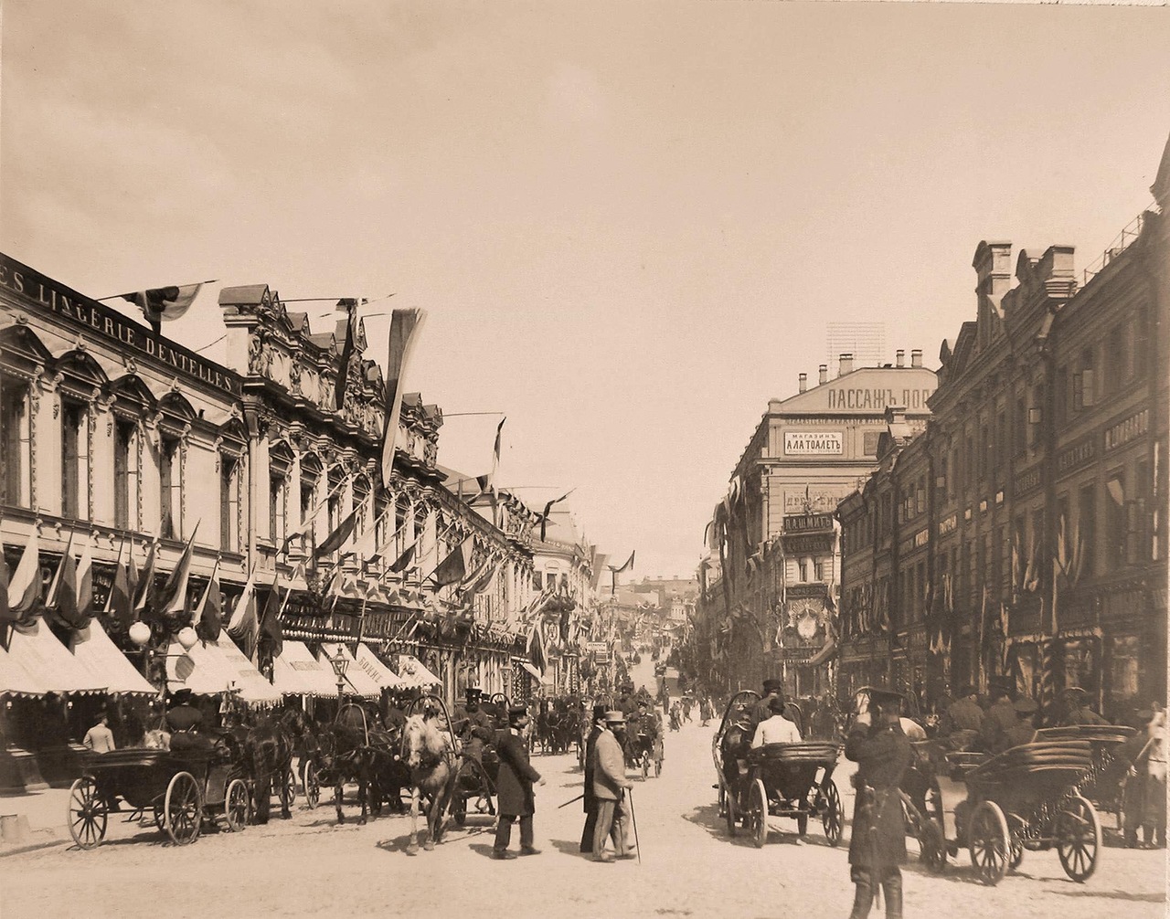 Вид празднично украшенных к торжествам коронации домов на Кузнецком мосту; справа - Пассаж К.С.Попова Вид празднично украшенных к торжествам коронации домов на Кузнецком мосту; справа - Пассаж К.С.Попова