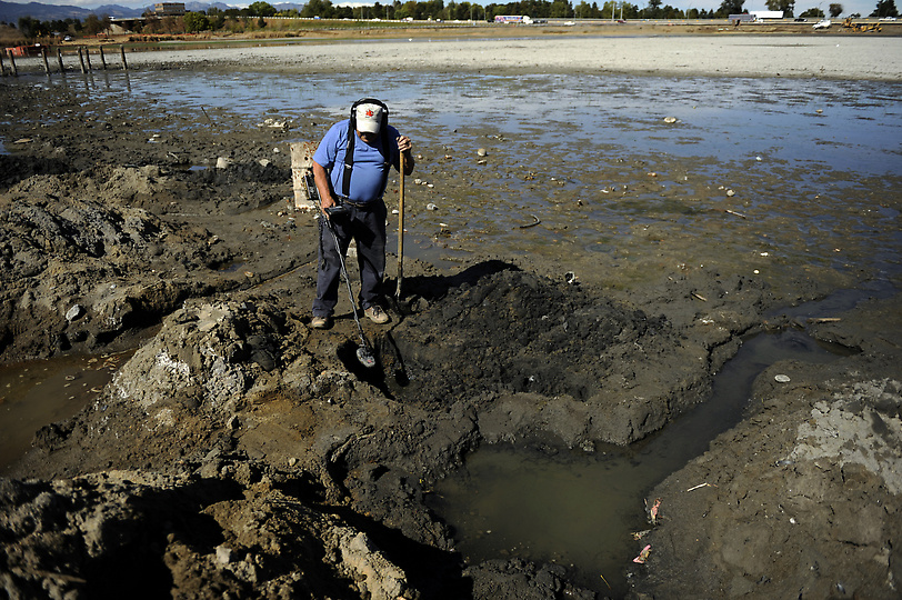 Сокровища в озере Беркели 1538 С металлоискателем по дну высохшего озера