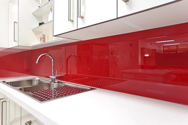 Кухня в цветах: светло-серый, бордовый, коричневый. Кухня в стилях: минимализм.